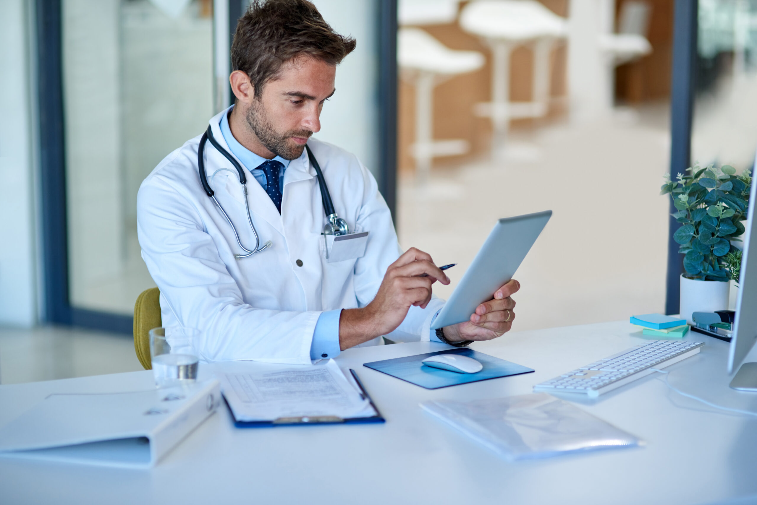 Otimize a gestão financeira para médico com dicas sobre fluxo de caixa, planejamento tributário e automação para consultórios e clínicas.