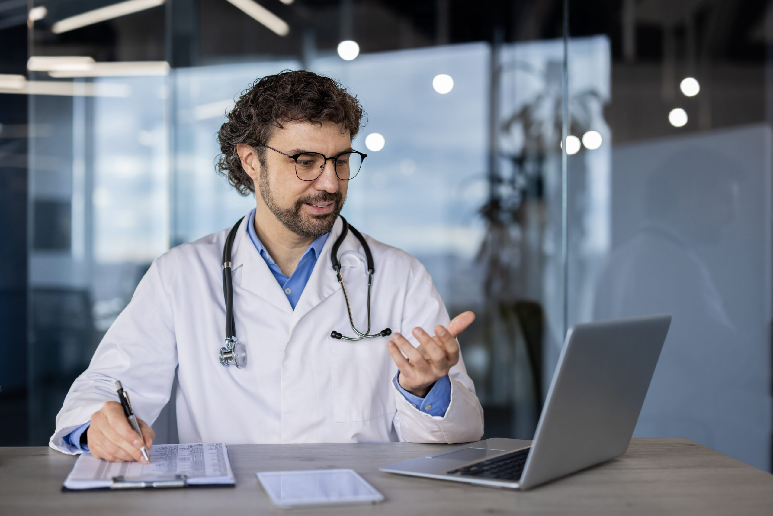 A reforma tributária para médicos trouxe mudanças na carga tributária e no regime fiscal. Como isso afeta sua clínica ou consultório? Confira!