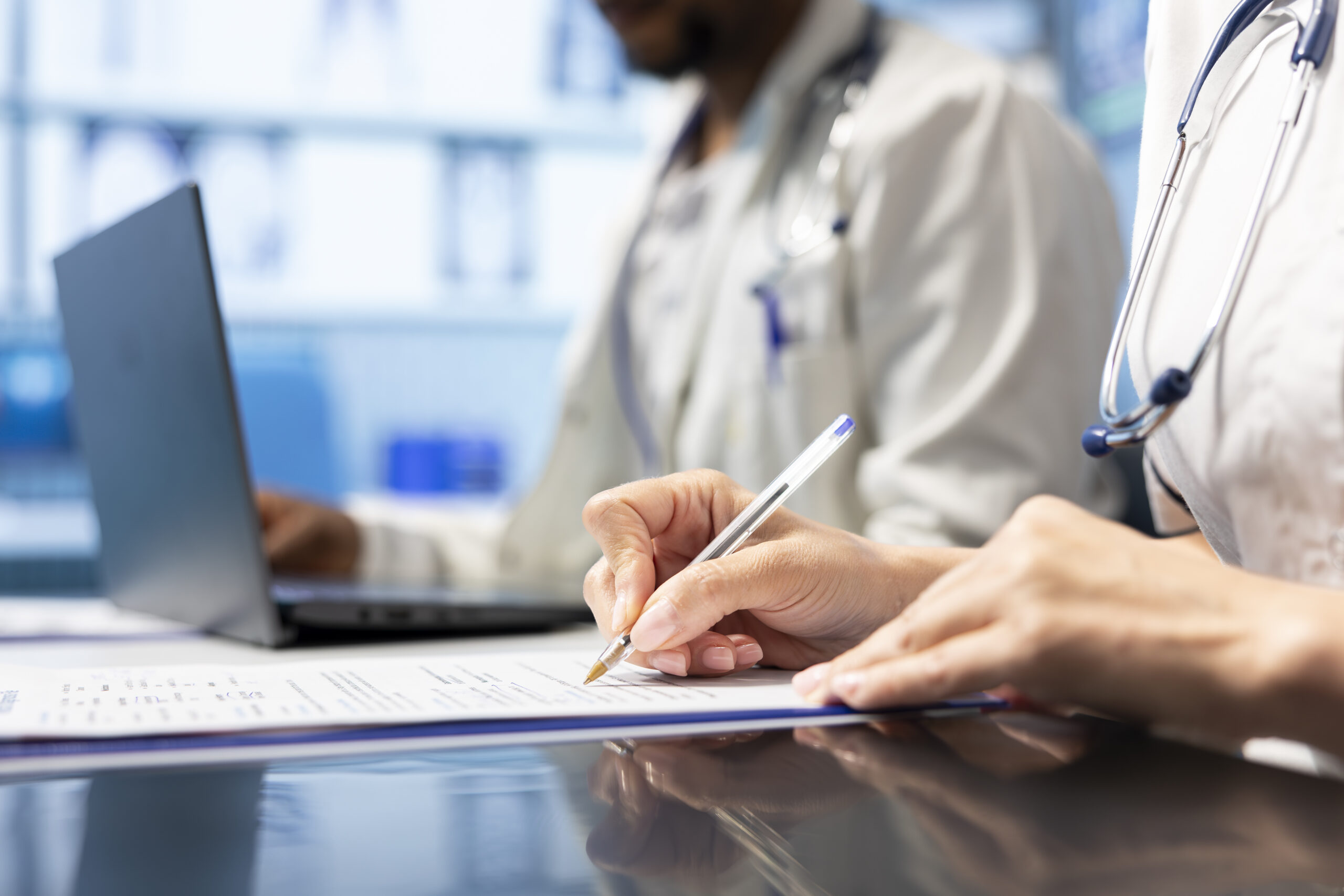 Saiba como um planejamento tributário para médicos pode reduzir seus impostos de maneira eficiente e legal.